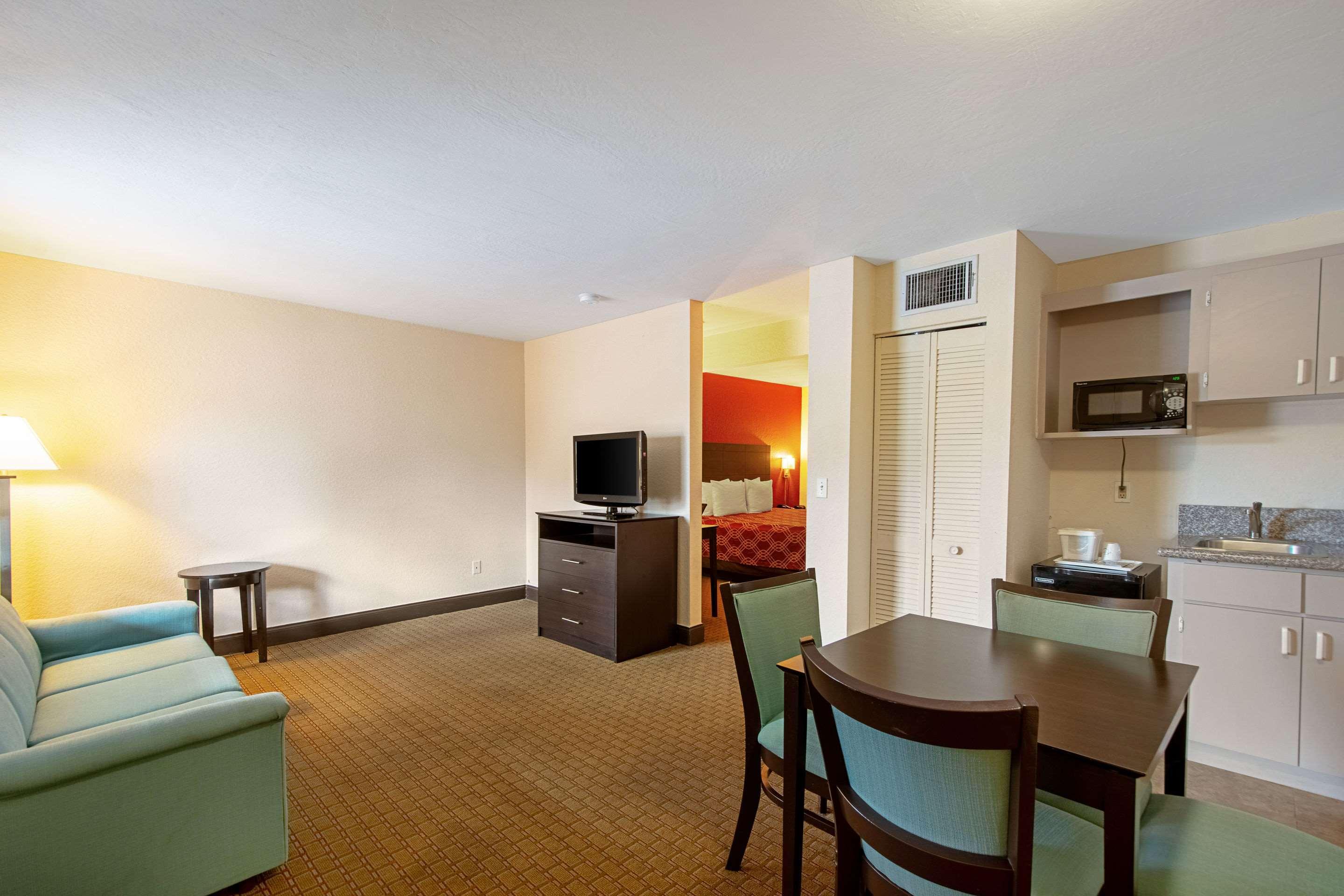 Ramada Limited Clearwater Hotel And Suites Extérieur photo