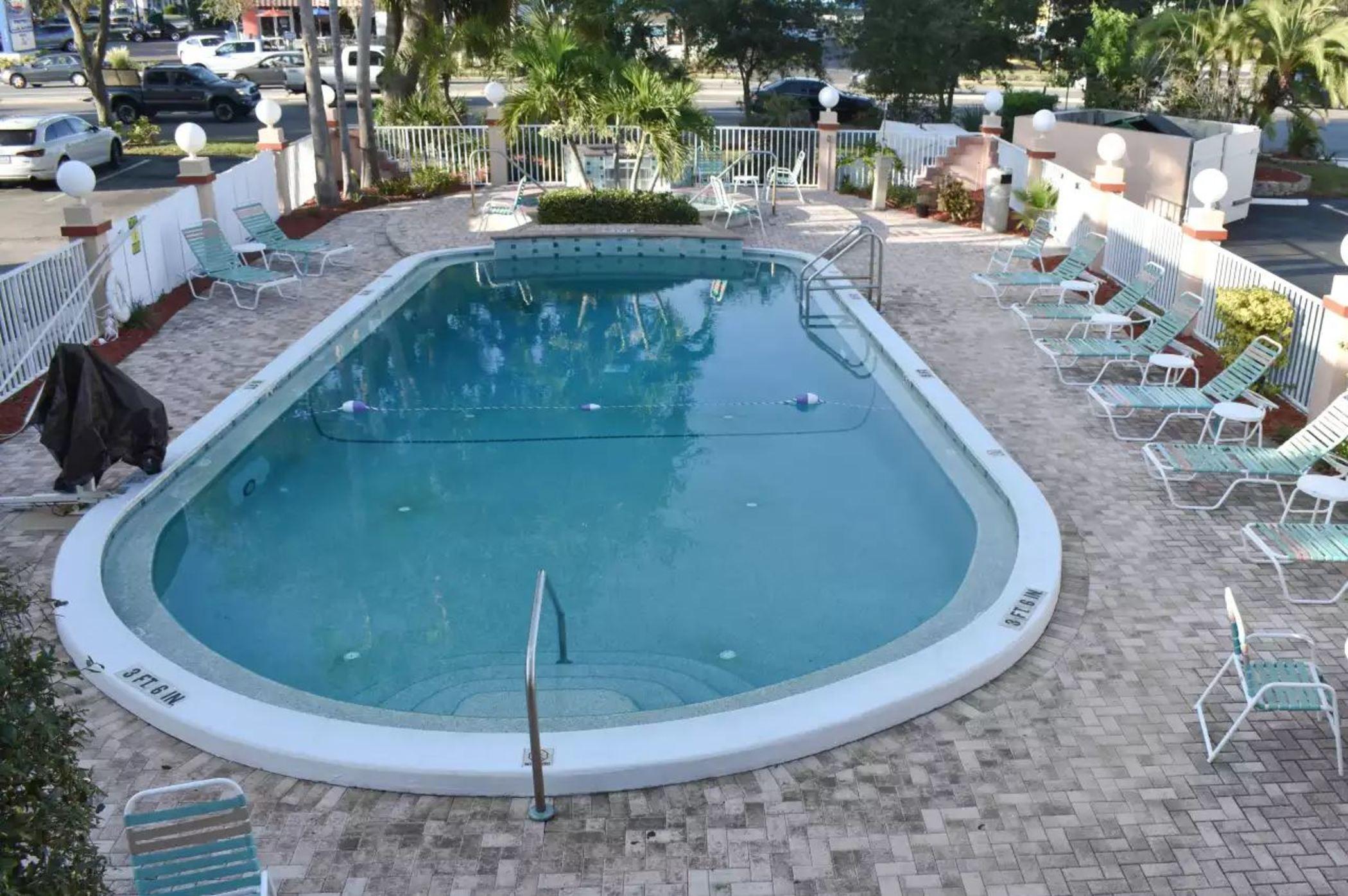 Ramada Limited Clearwater Hotel And Suites Extérieur photo