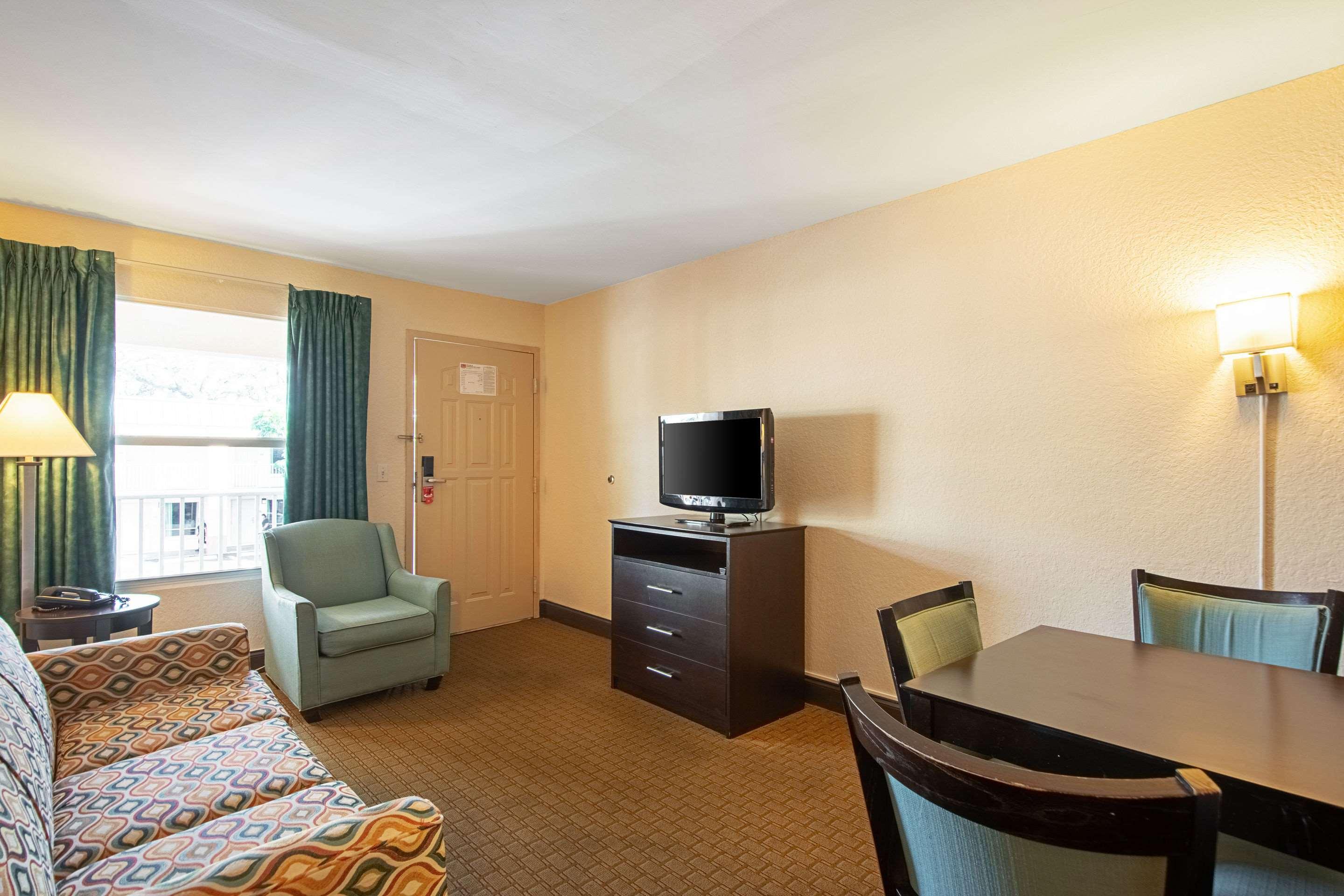 Ramada Limited Clearwater Hotel And Suites Extérieur photo