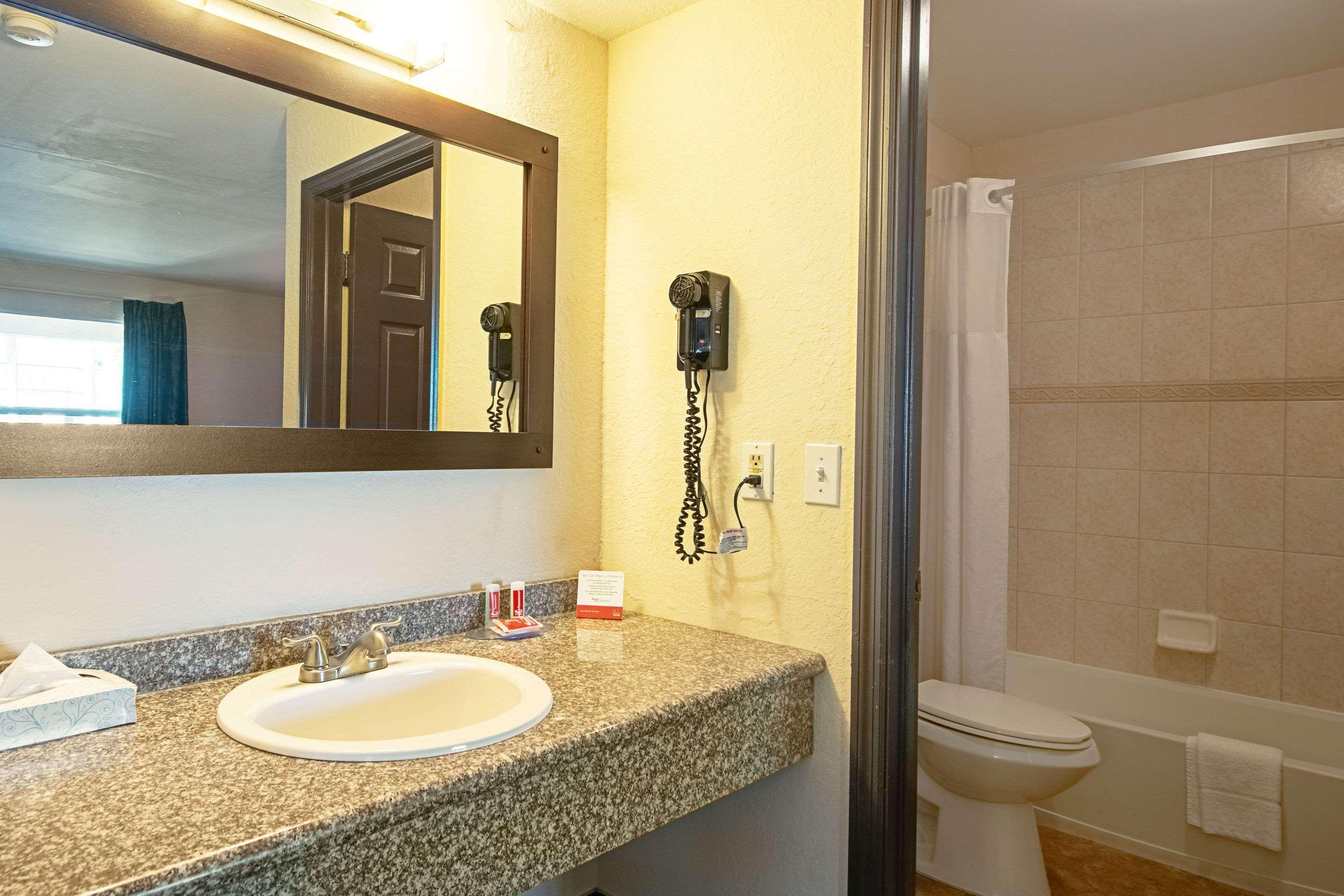 Ramada Limited Clearwater Hotel And Suites Extérieur photo