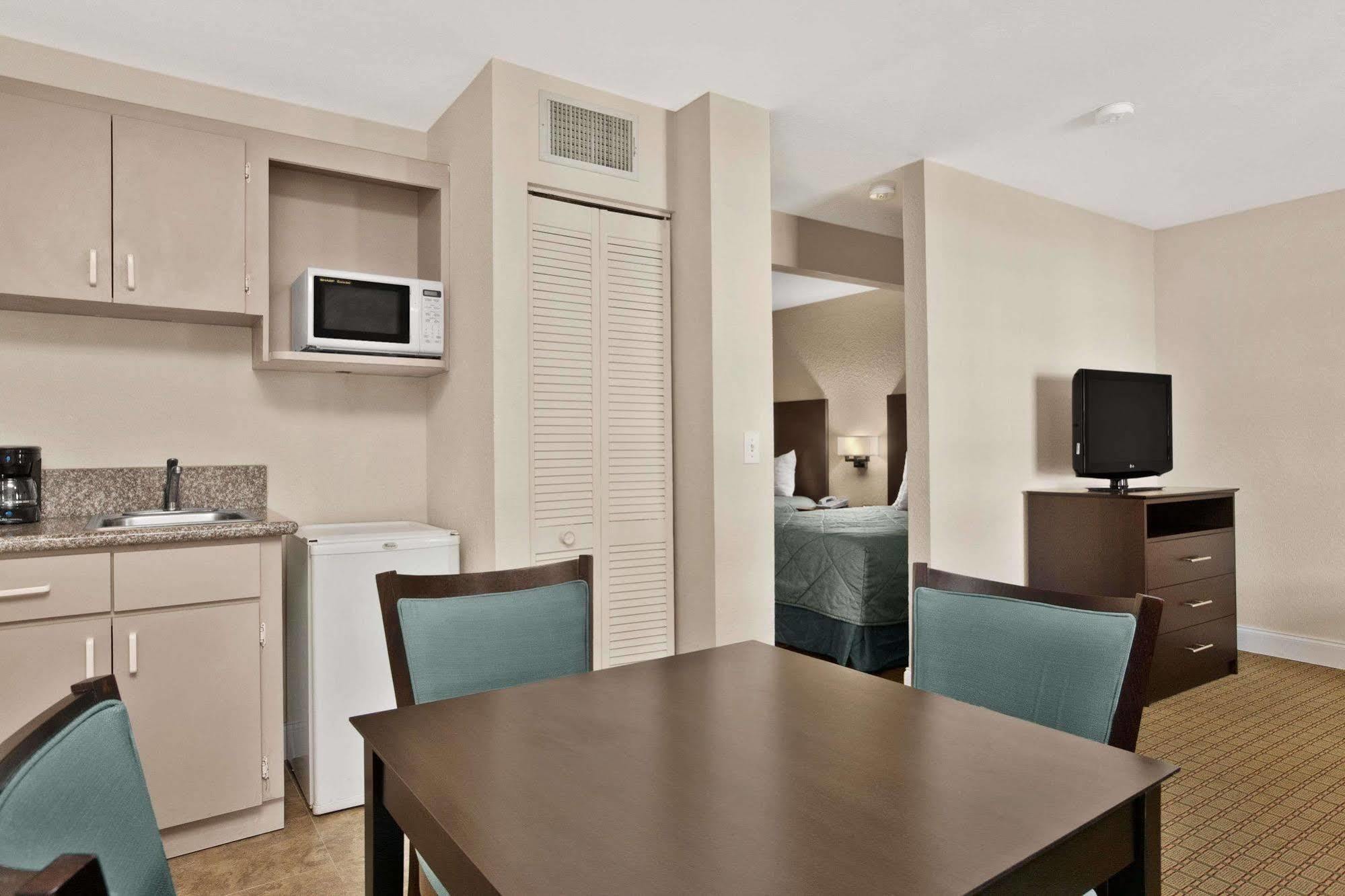 Ramada Limited Clearwater Hotel And Suites Extérieur photo