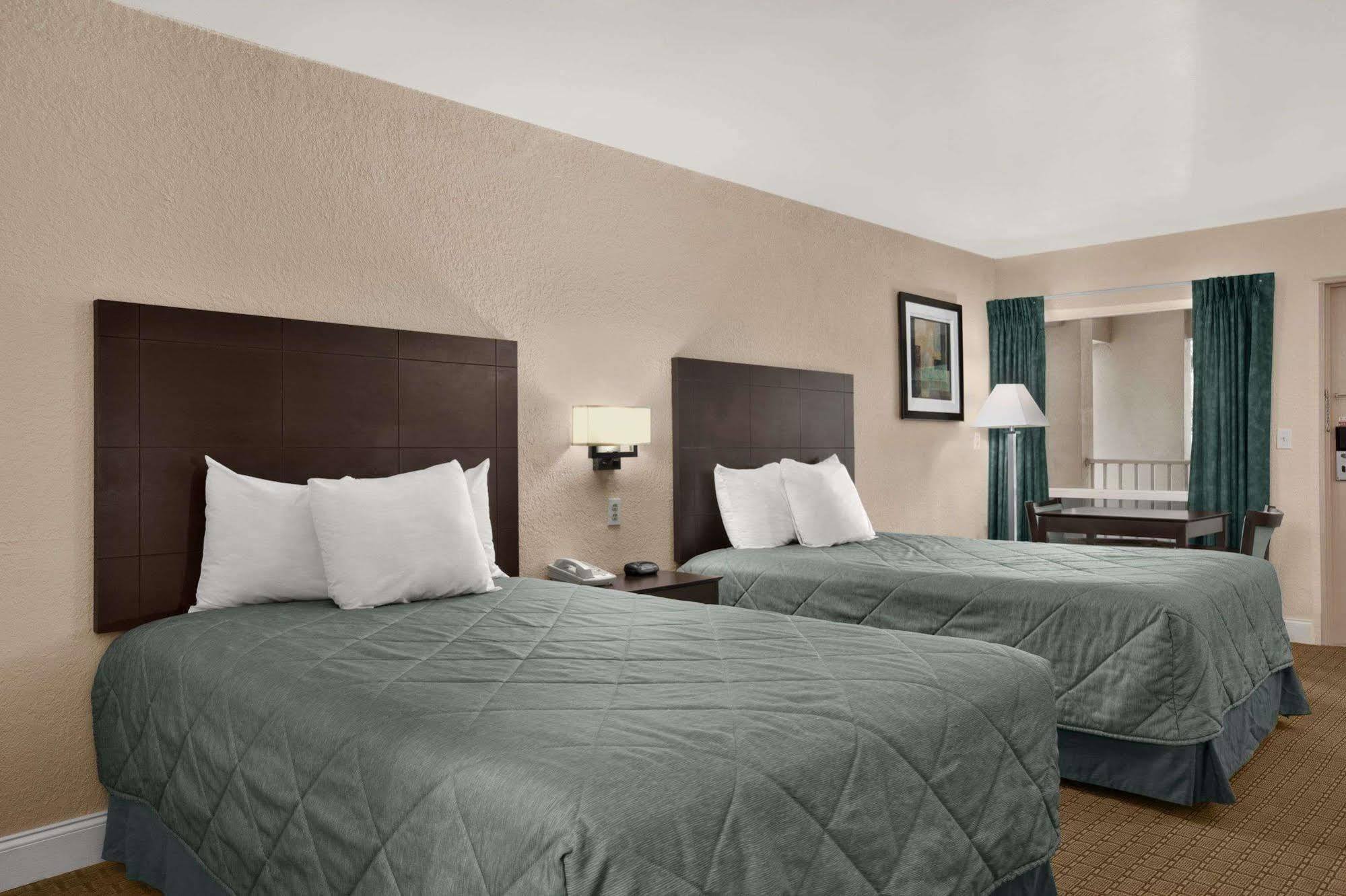 Ramada Limited Clearwater Hotel And Suites Extérieur photo