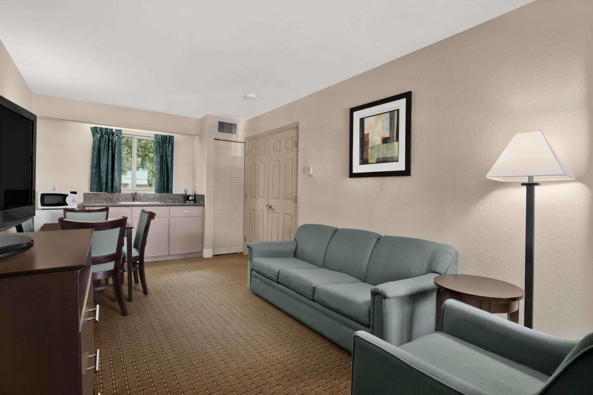 Ramada Limited Clearwater Hotel And Suites Extérieur photo