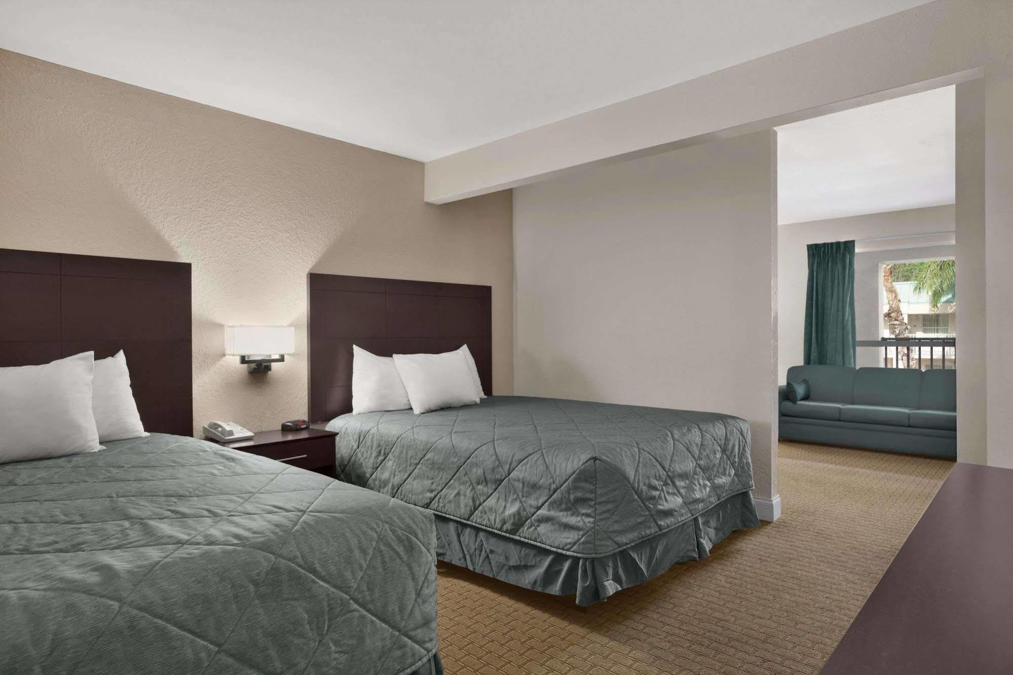 Ramada Limited Clearwater Hotel And Suites Extérieur photo