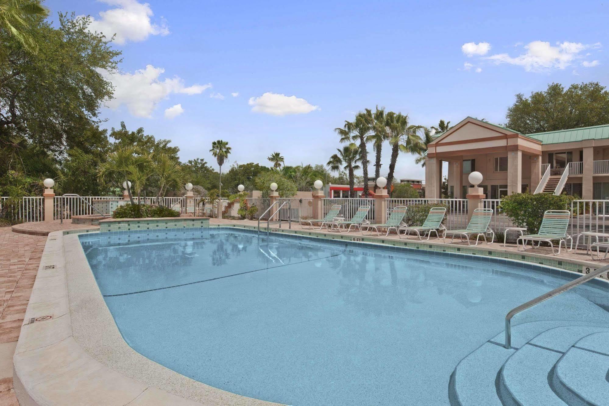 Ramada Limited Clearwater Hotel And Suites Extérieur photo