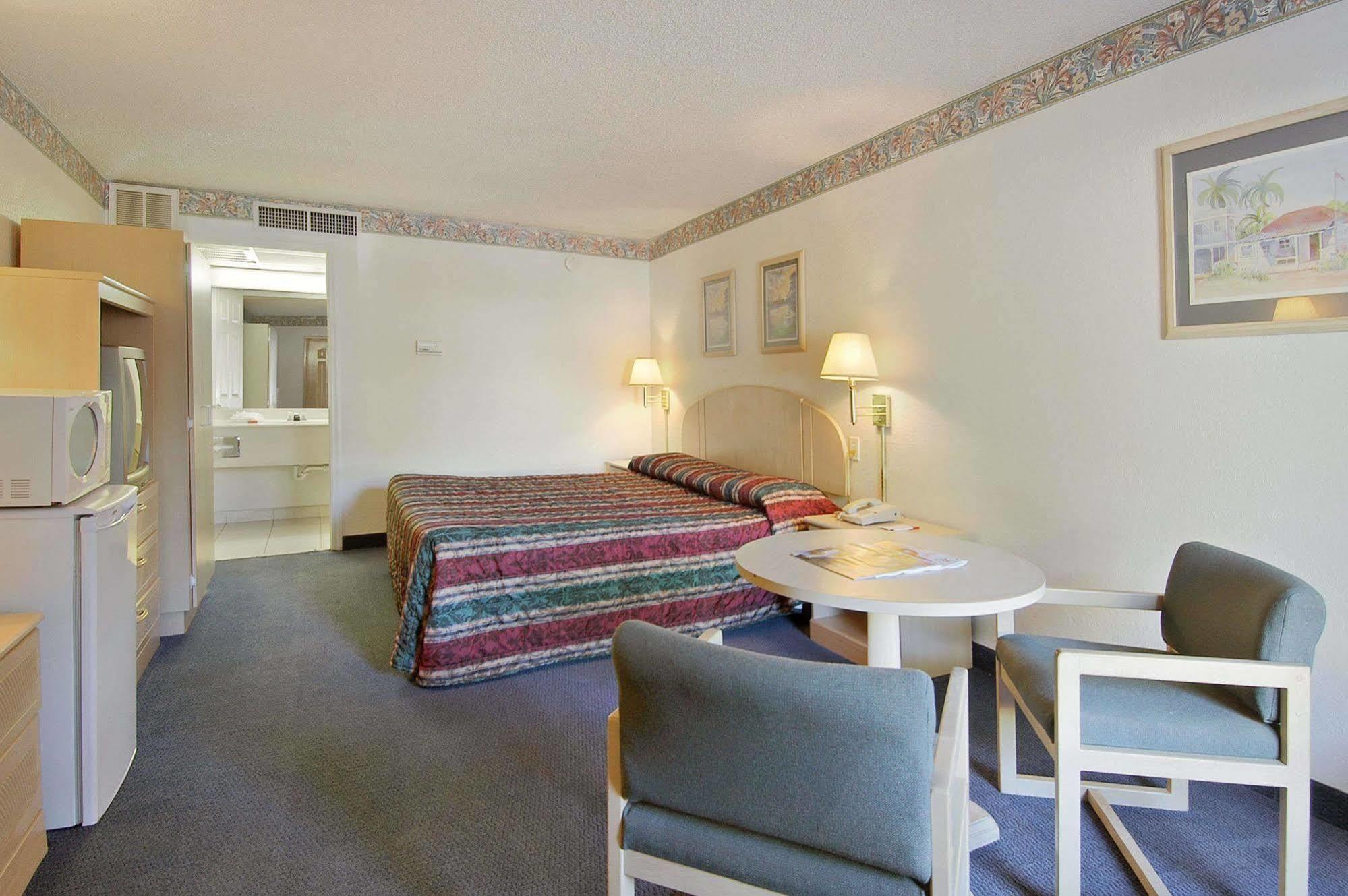 Ramada Limited Clearwater Hotel And Suites Extérieur photo